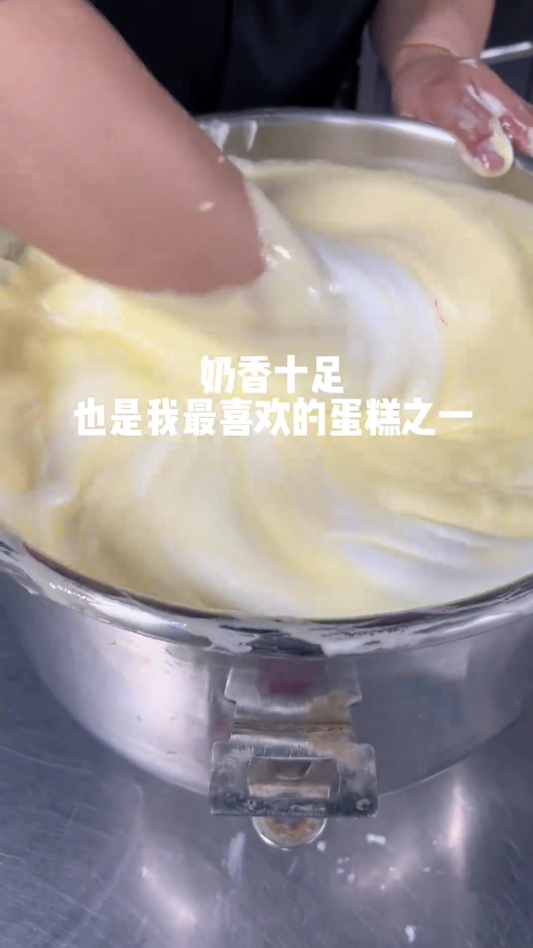 女王卷蛋糕 蛋清650克，细砂糖275克，盐8克，塔塔粉6克，黄油200克，纯牛奶850克
