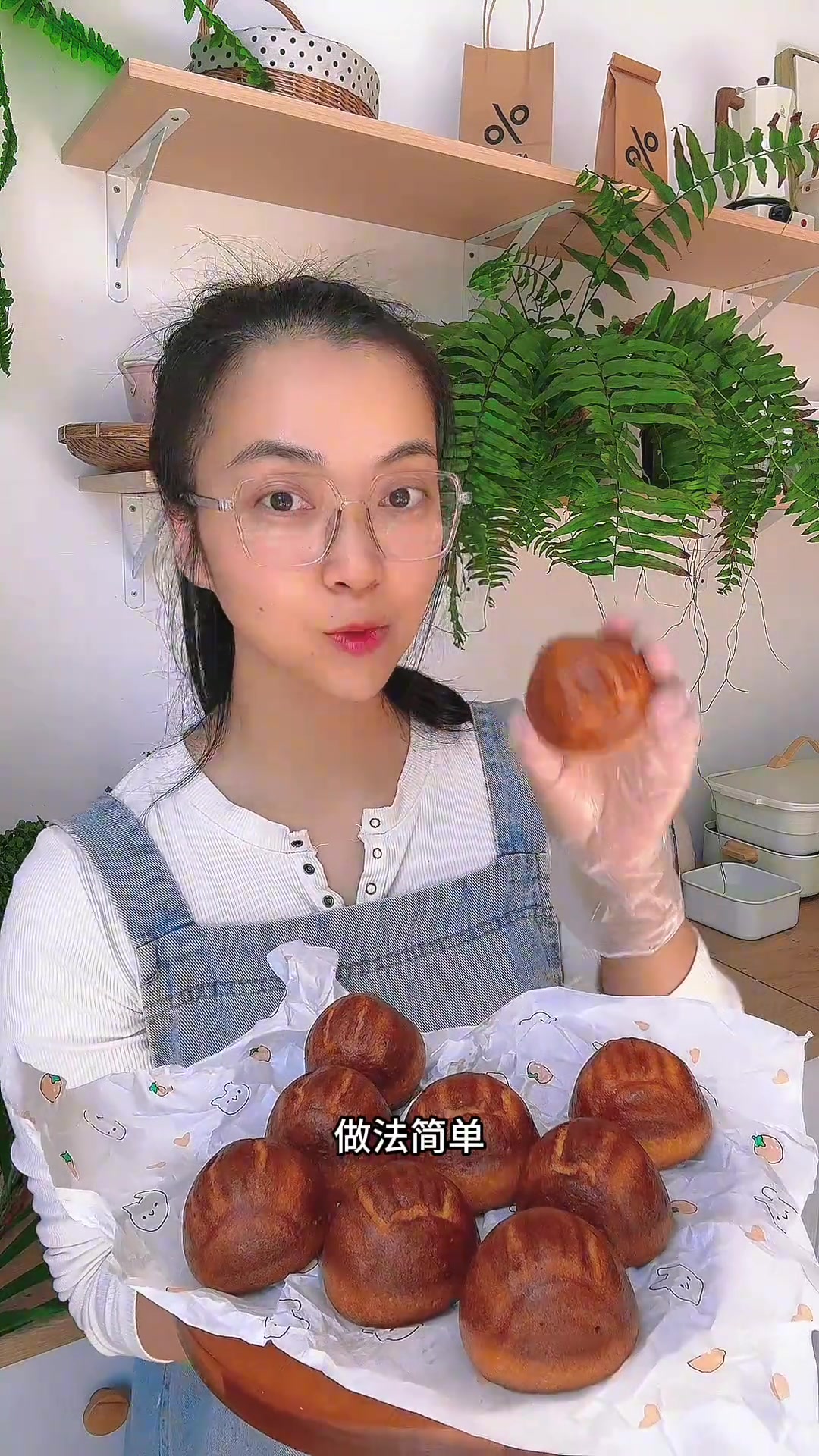 全网爆火的黄油年糕,外皮酥脆内里软糯,搅搅拌拌5分钟就能做好