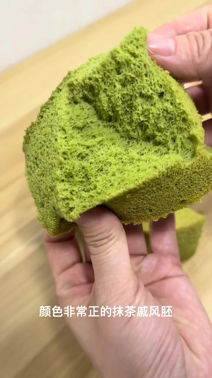 不用牛奶只用水 一样能做出一个完美的抹茶戚风胚