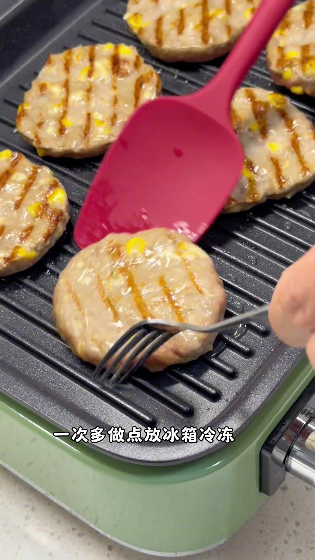 一次可以多做点给宝宝吃的芝士牛肉饼 做法简单 鲜嫩多汁 肉质特别嫩宝宝好咀嚼