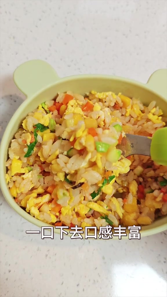 色香味俱全的宝宝时蔬蛋炒饭一口下去口感丰富做法超简单营养又美味饭渣宝宝也能轻松光盘