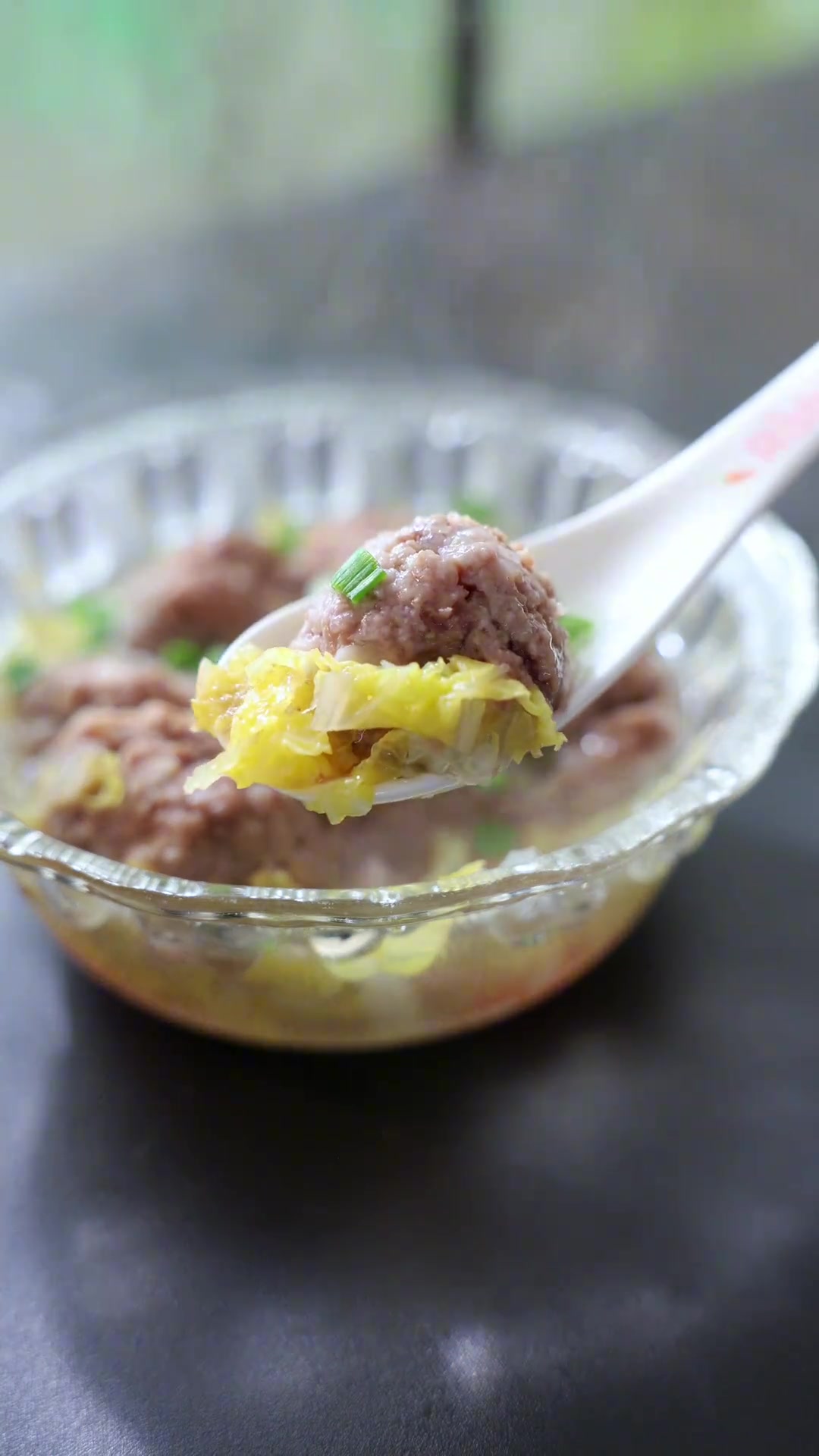 宝宝牛肉怎么做可以来试试这个白菜蒸牛肉丸肉质细嫩鲜香清甜不油不柴宝宝爱吃连汤汁都很鲜甜荤素