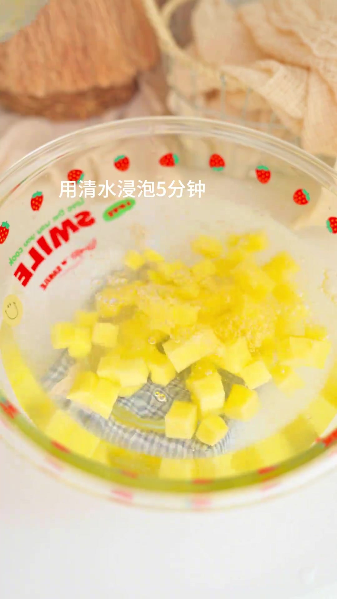 第一口土豆泥 6月龄宝宝初次添加辅食建议先添加根茎类蔬菜土豆泥像我这样做细腻丝滑宝宝很喜欢