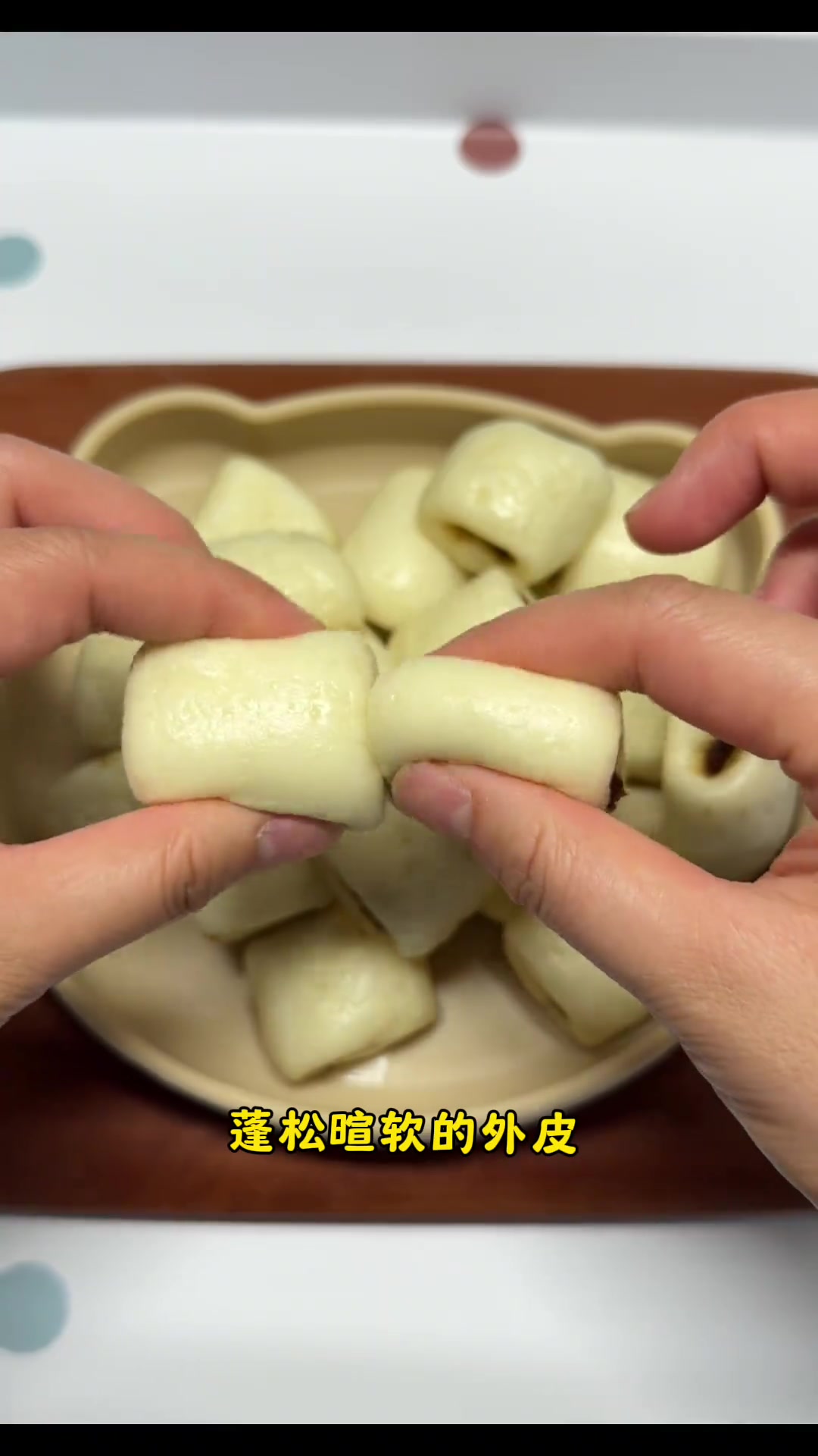 宝宝多吃发酵面食营养丰富且易于吸收这样做的枣泥小馒头松软的外皮包裹着香甜的枣泥夹心做法简单