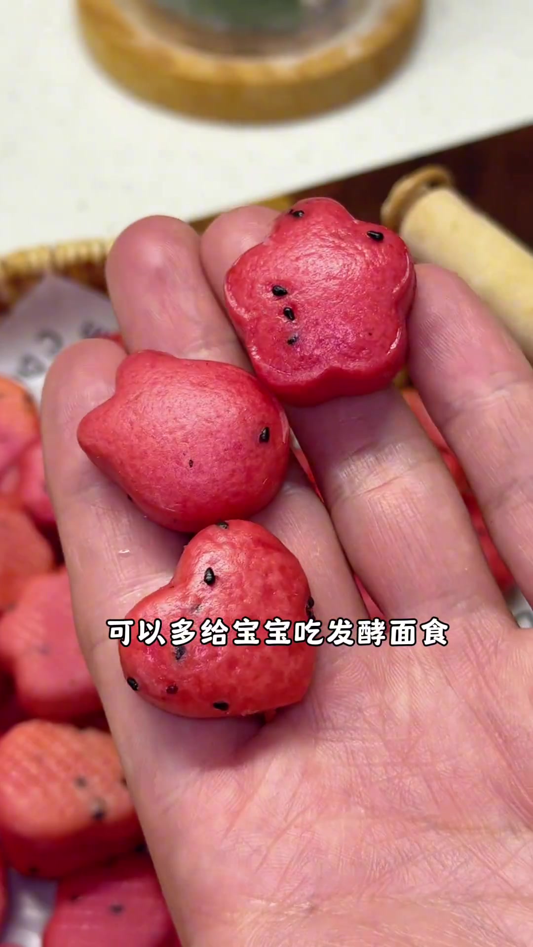 10个月宝宝可以吃的锻炼抓握的火龙果小馒头一口一个吃的很满足