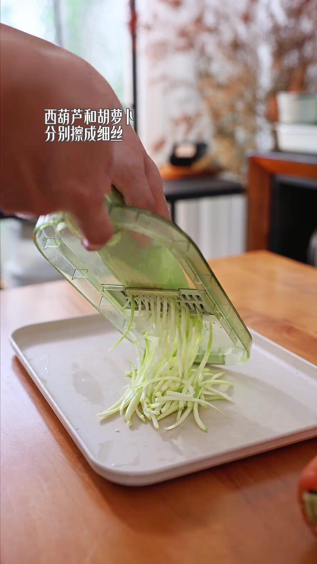 秋季宝宝要涨身高辅食营养就需要够今天做个蔬菜肉丸子软嫩鲜香宝宝爱吃一口下去有菜有肉营养均衡