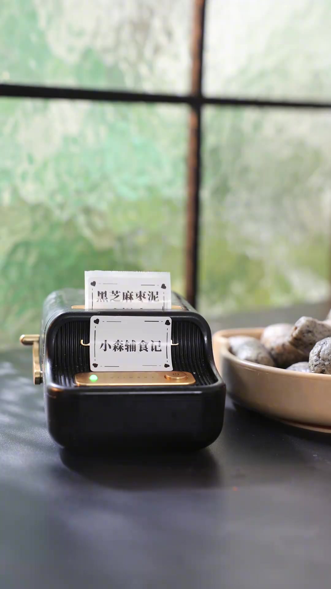 宝宝多吃黑芝麻好处多多今天来做个黑芝麻枣泥馒头蓬松暄软又香又甜好吃又营养做成宝宝手指大小宝