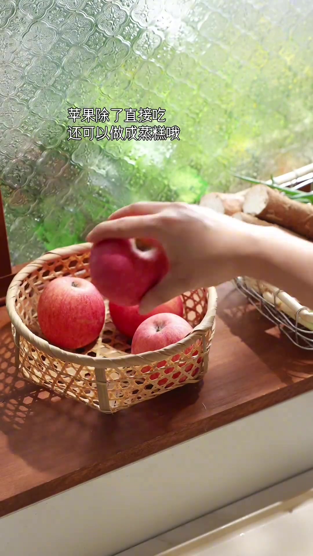苹果富含维生素又消食宝宝吃很好今天来做个无蛋苹果蒸糕软糯糯的酸甜可口宝宝一抿就化没牙宝宝也
