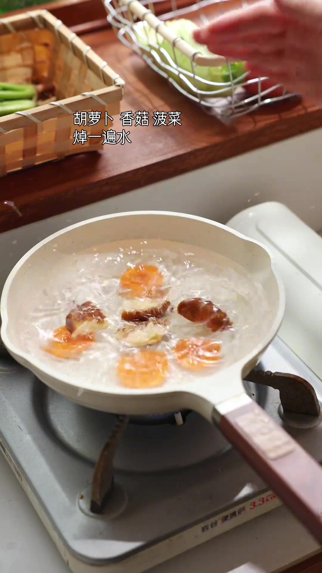 一块豆腐就可以给宝宝做这个豆腐蔬菜丸子糯叽叽的又香又鲜一抿就化没牙宝宝也可以吃一口下去好几