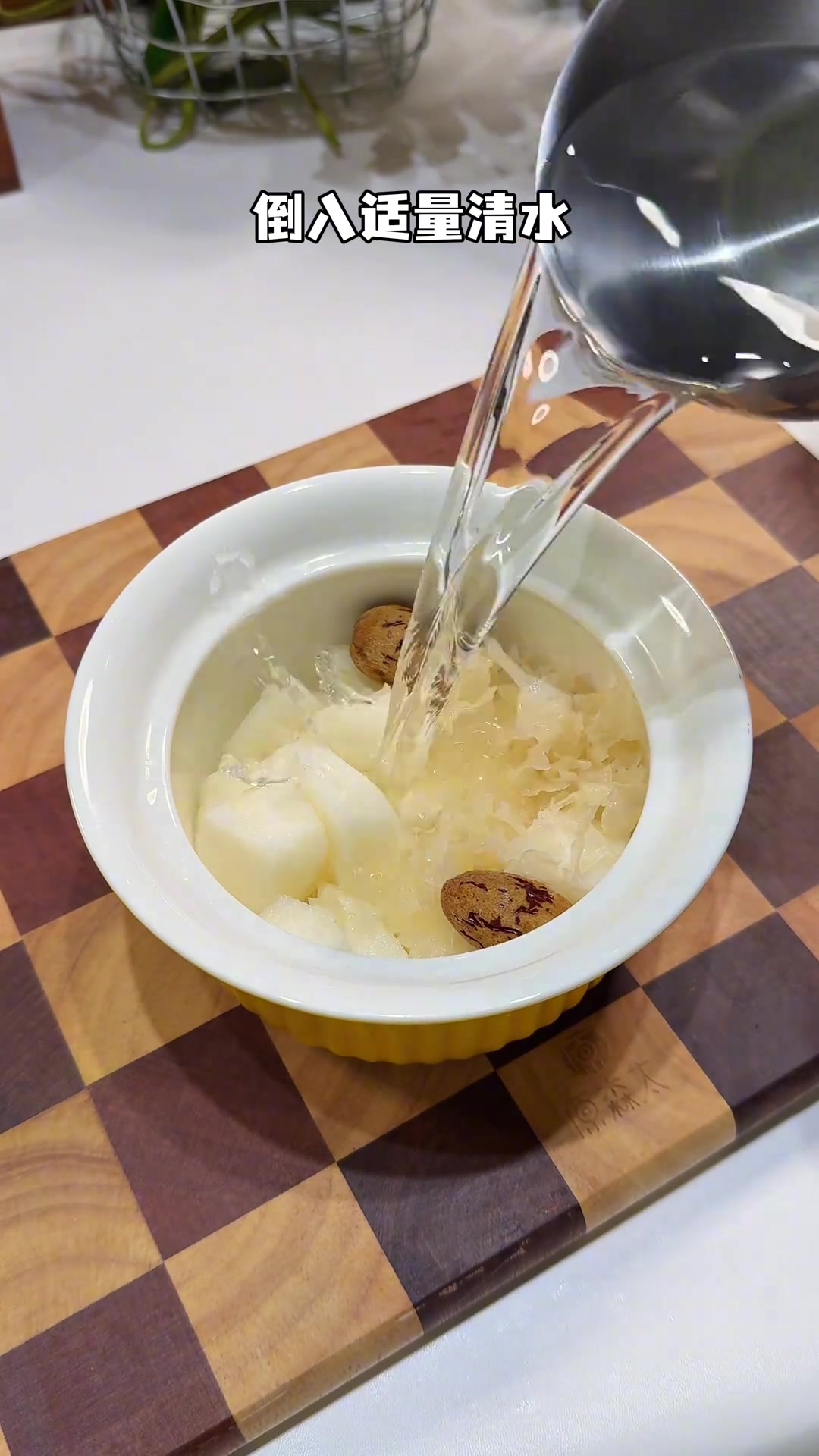 一岁宝宝辅食一锅蒸 包菜蒸牛肉丸 银耳雪梨汤 海苔拌饭 鸡蛋羹 午餐和下午小点心都有了 有