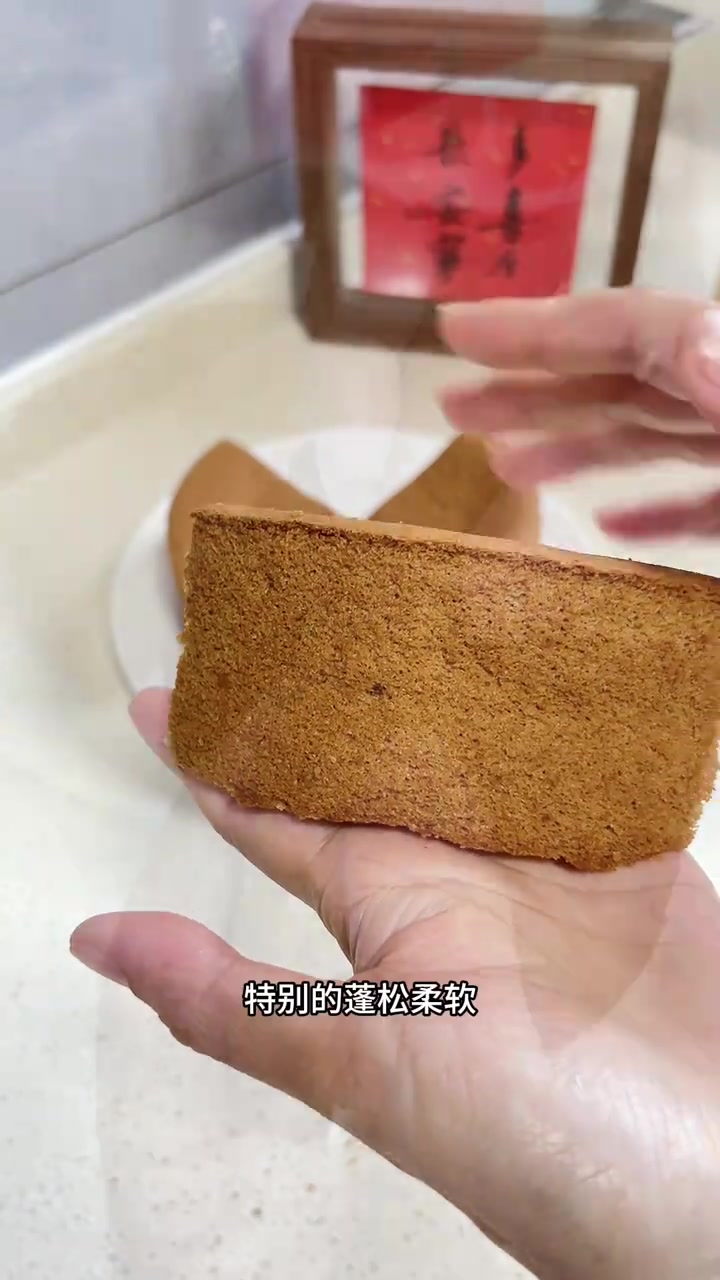 6寸红枣戚风蛋糕 枣香浓郁的红枣戚风蛋糕非常好吃，蓬松柔软细腻，不塌腰不回缩～