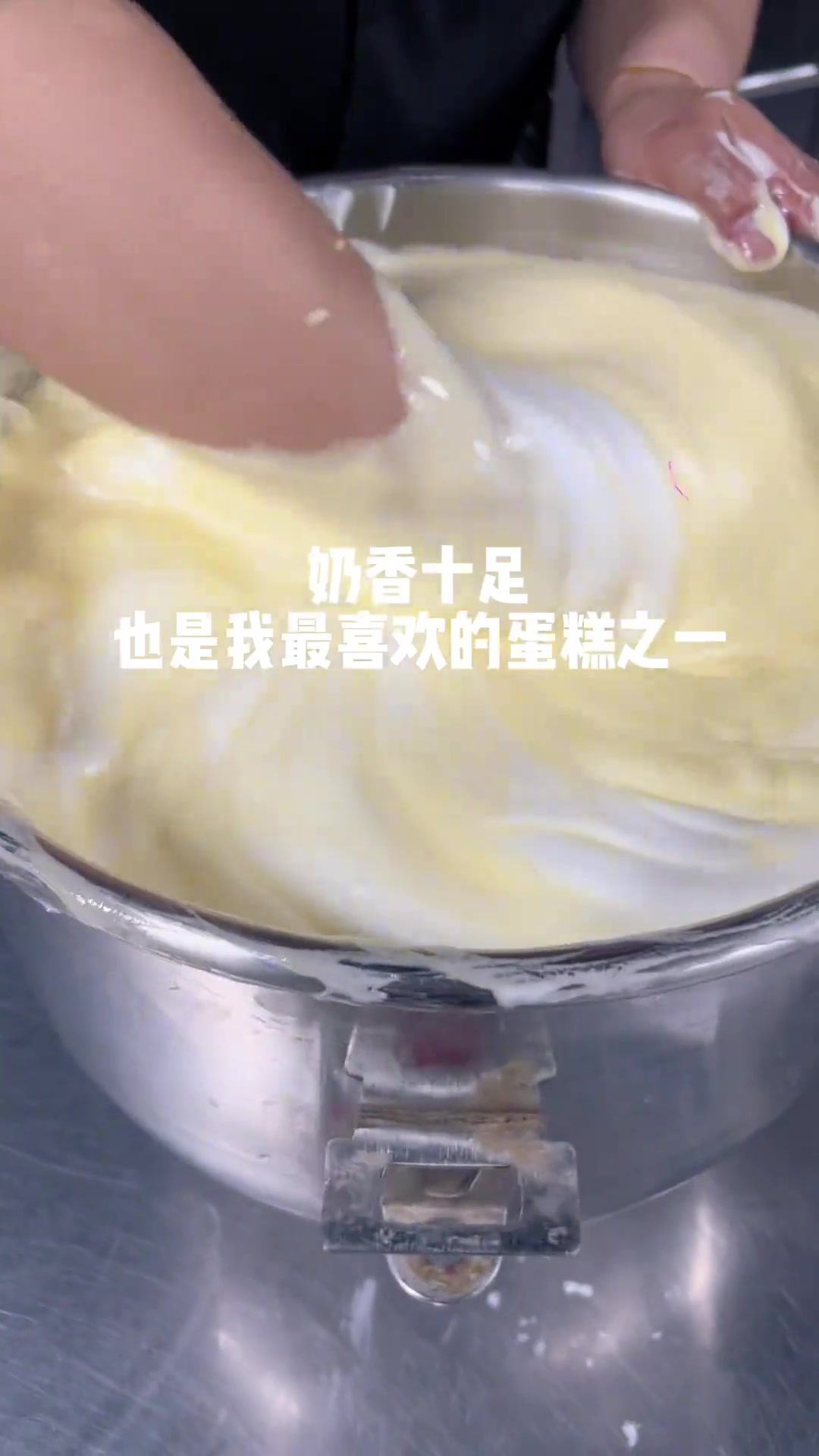 女王卷蛋糕 蛋清650克，细砂糖275克，盐8克，塔塔粉6克，黄油200克，纯牛奶 850
