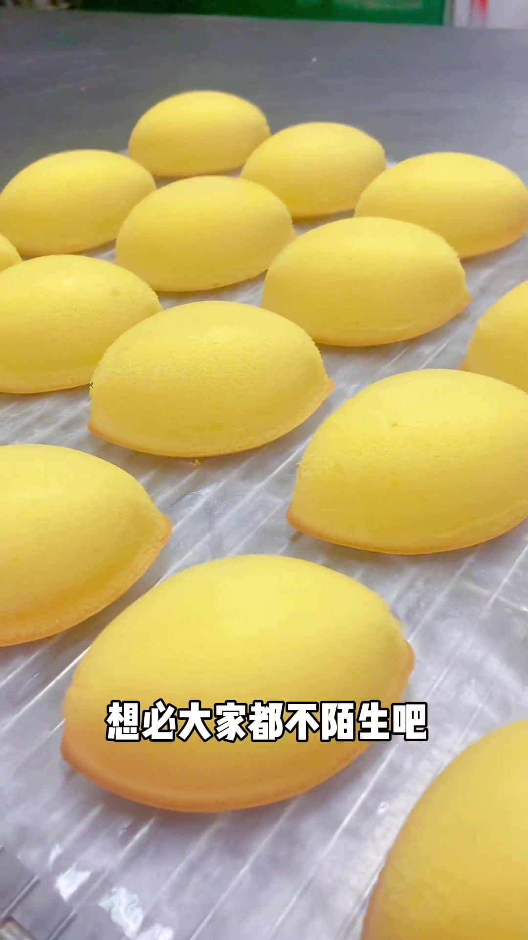 柠檬蛋糕 配方： 鸡蛋500克，细砂糖265克，低筋粉220克，泡打粉2克，玉米淀粉5克，