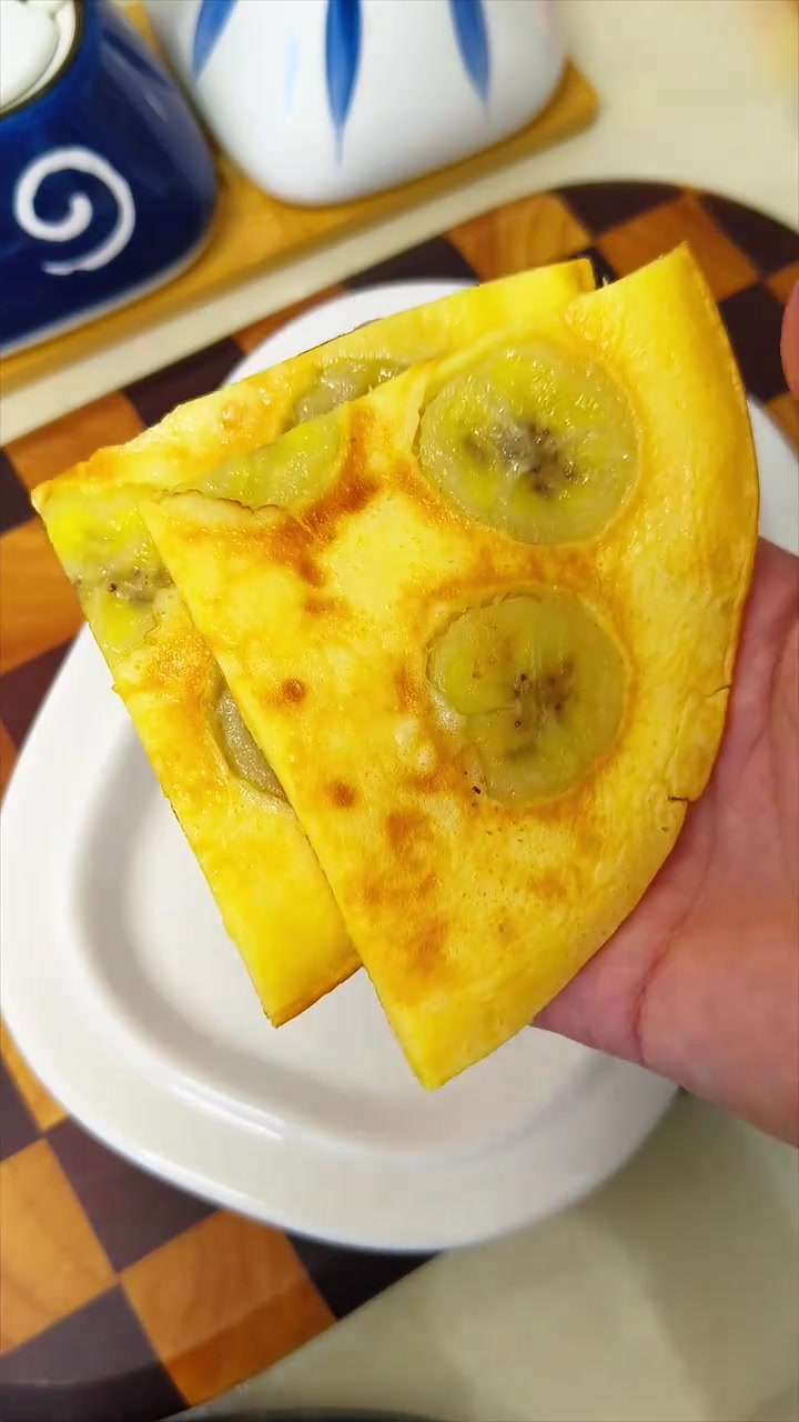 早餐不知道吃什么？可以试试这款香蕉鸡蛋饼，外酥里软，香甜软糯，宝宝爱吃！