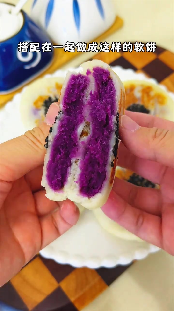 山药和紫薯都是对宝宝非常友好的食材，搭配在一起做成小饼，软糯香甜，满满的紫薯夹心，真的巨好