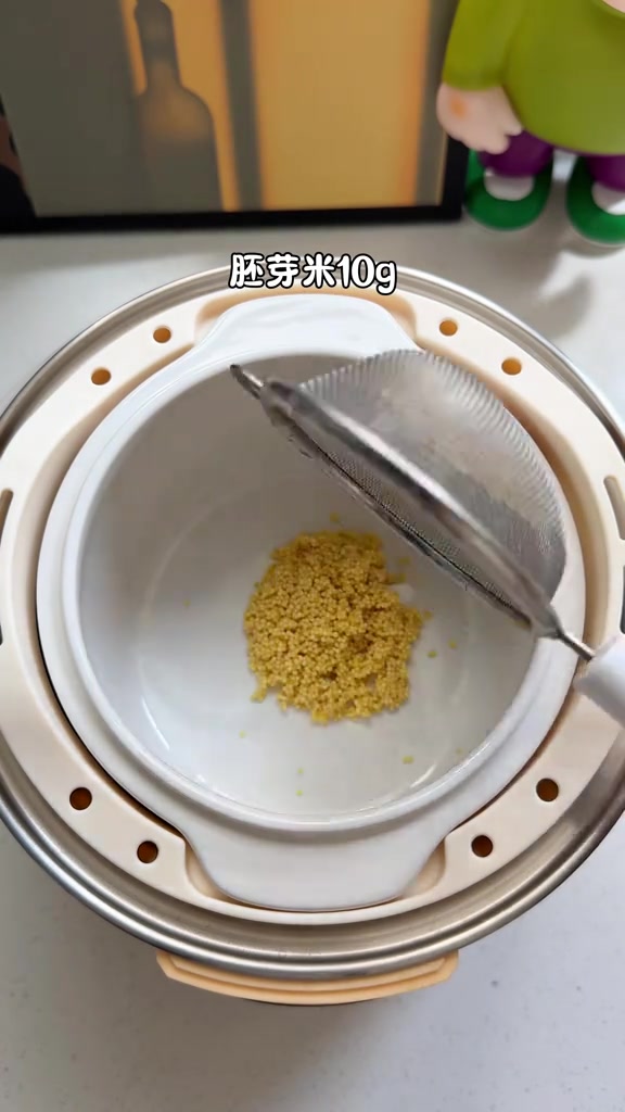 雪梨红枣小米粥 今日辅食 雪梨红枣小米粥香甜可口 一口下去肚肚很舒服