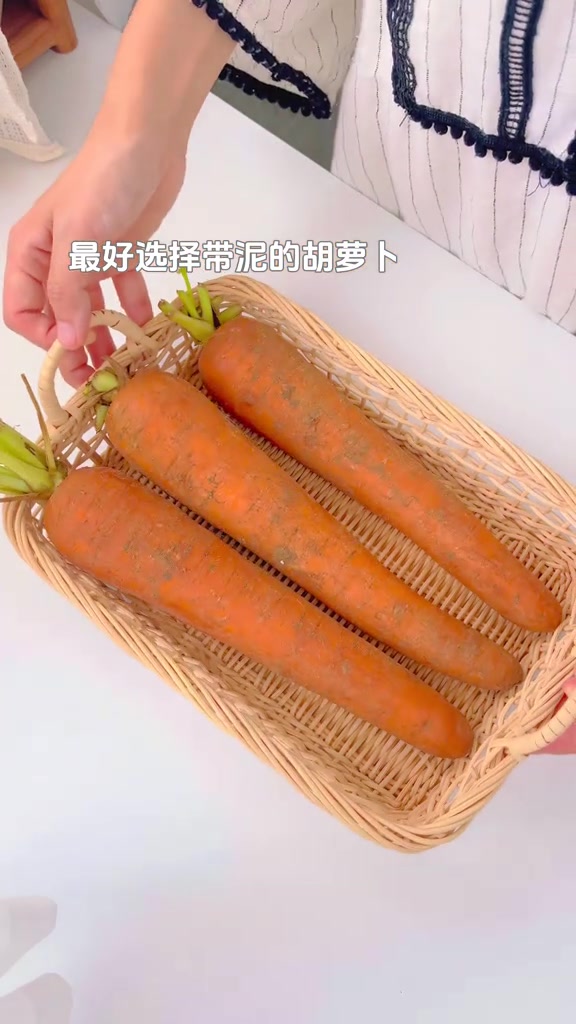 6月龄宝宝刚刚添加辅食首选根茎类蔬菜胡萝卜这样处理一下营养更丰富香甜细腻宝宝很喜欢