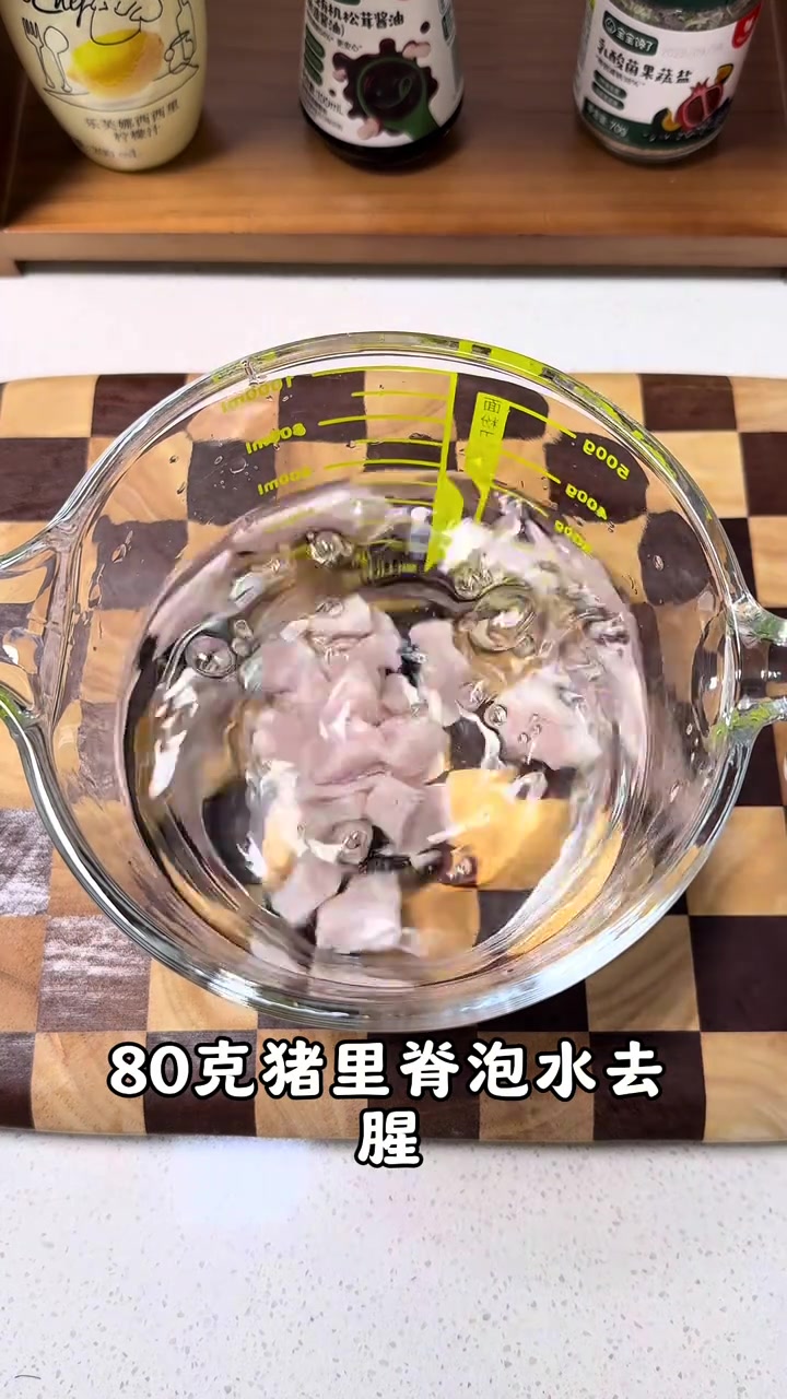 又到了吃萝卜的季节，这道白萝卜蒸肉丸子软嫩多汁，汤鲜味美，快给宝宝安排上吧