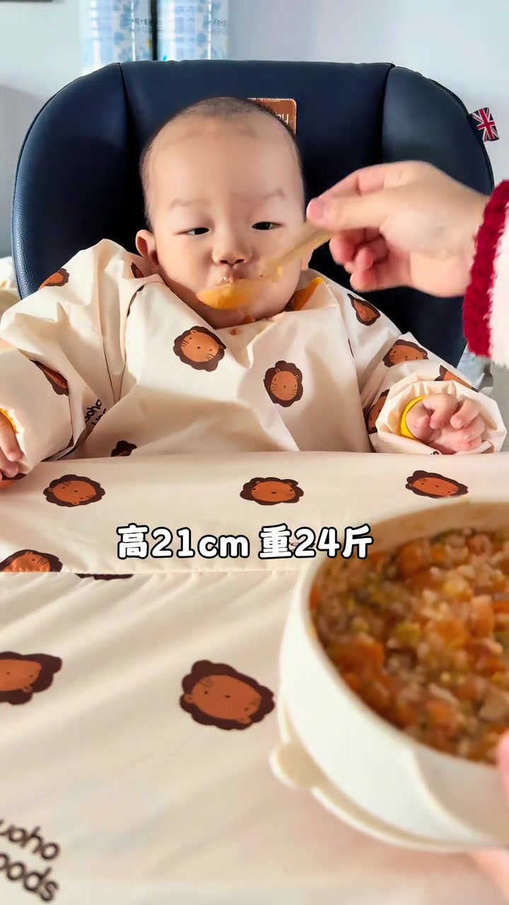 上午吃茄汁鹅肝烩饭，一碗炫光盘！下午吃土豆红豆饼 香香甜甜，辅食跟我这样做宝宝超爱吃