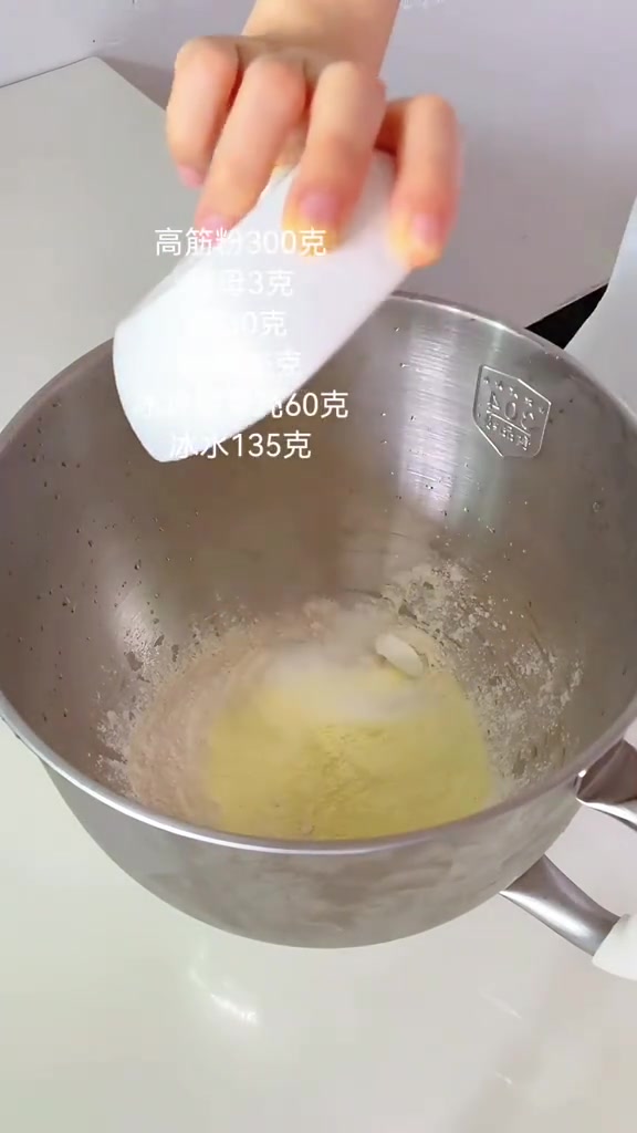 港式菠萝包外酥里软比去茶餐厅吃的还要好吃 自己在家用厨师机做的菠萝包甜度刚刚好一出炉就轻轻