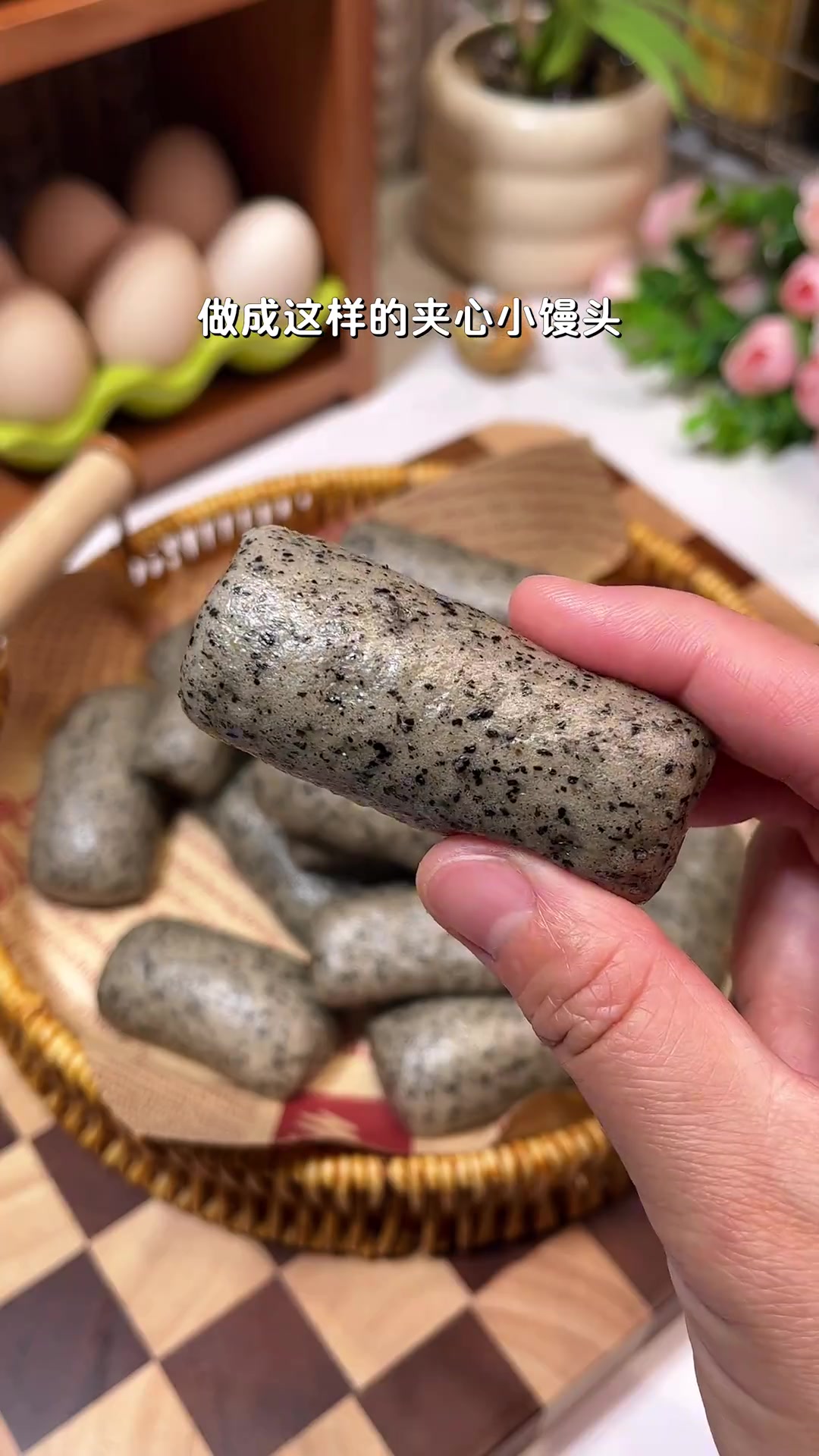 春天多给宝宝安排钙含量高的食物黑芝麻的含钙量是牛奶的七倍搭配红枣做成适合宝宝抓握的手指馒头