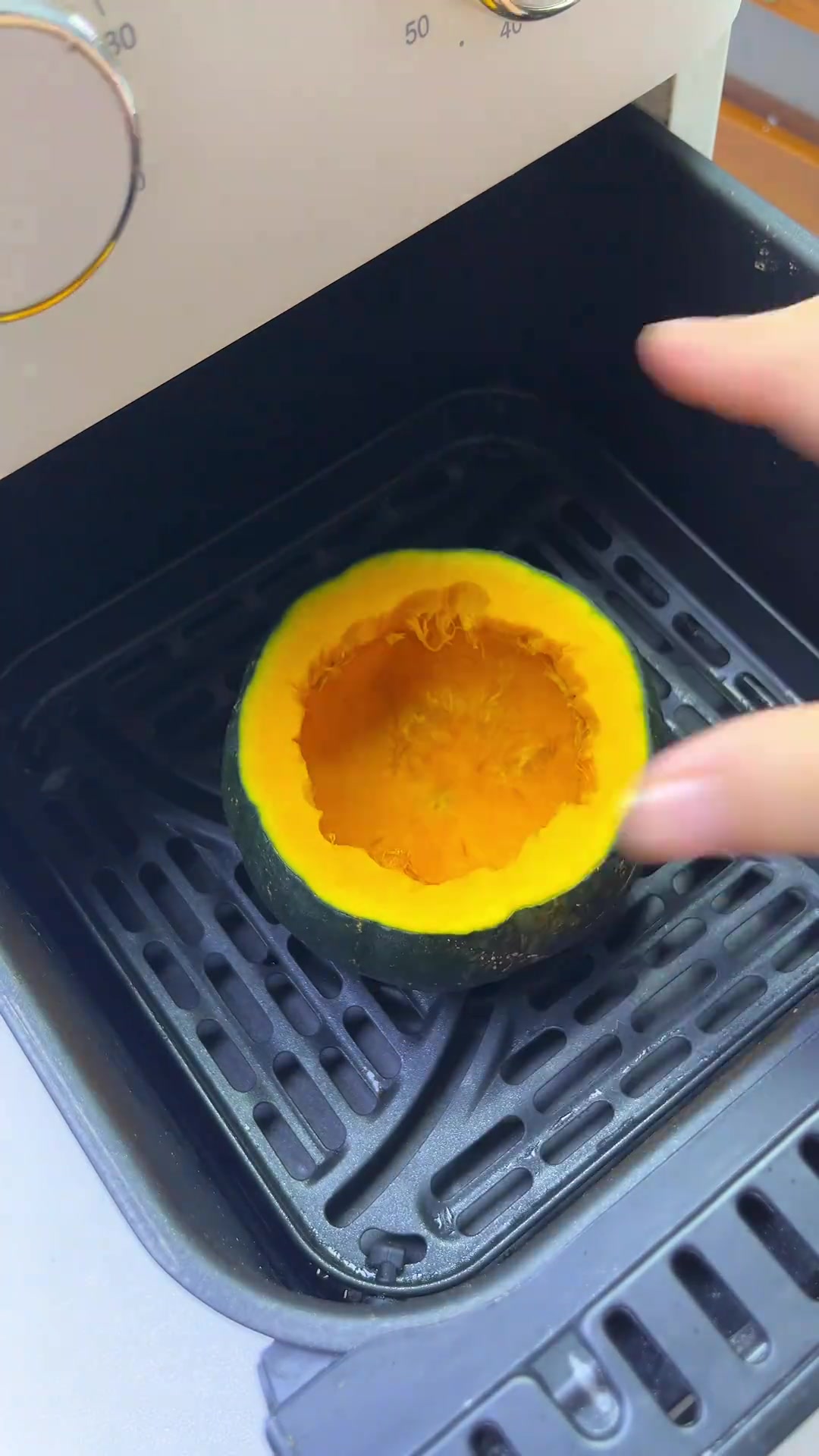 贝贝南瓜烤蛋挞你给孩子做过吗？10分钟就能搞定，做法简单又营养，当做早餐或者下午茶都不错哦
