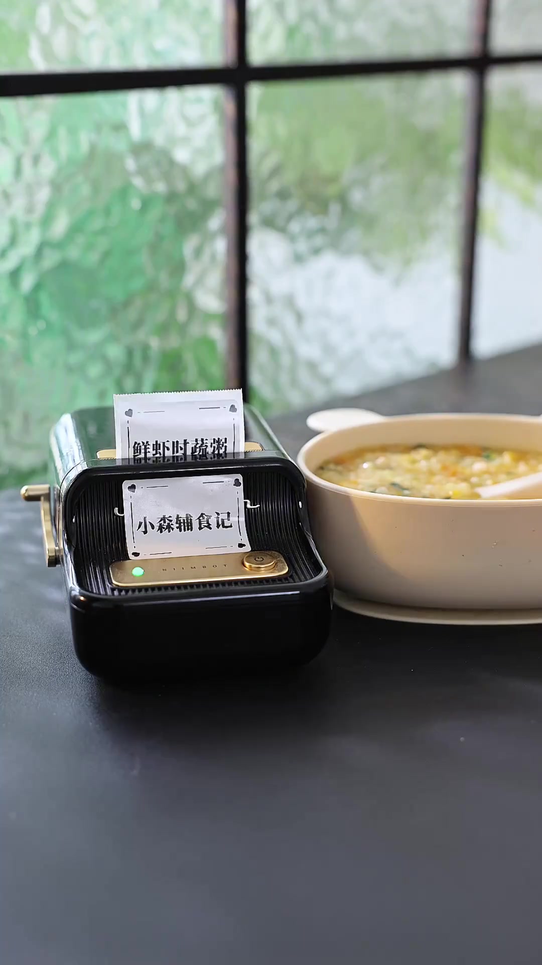天气越来越热宝宝胃口不好试试这个鲜虾时蔬粥又鲜又香软烂入味宝宝爱吃一口下去有菜有蛋白有主食