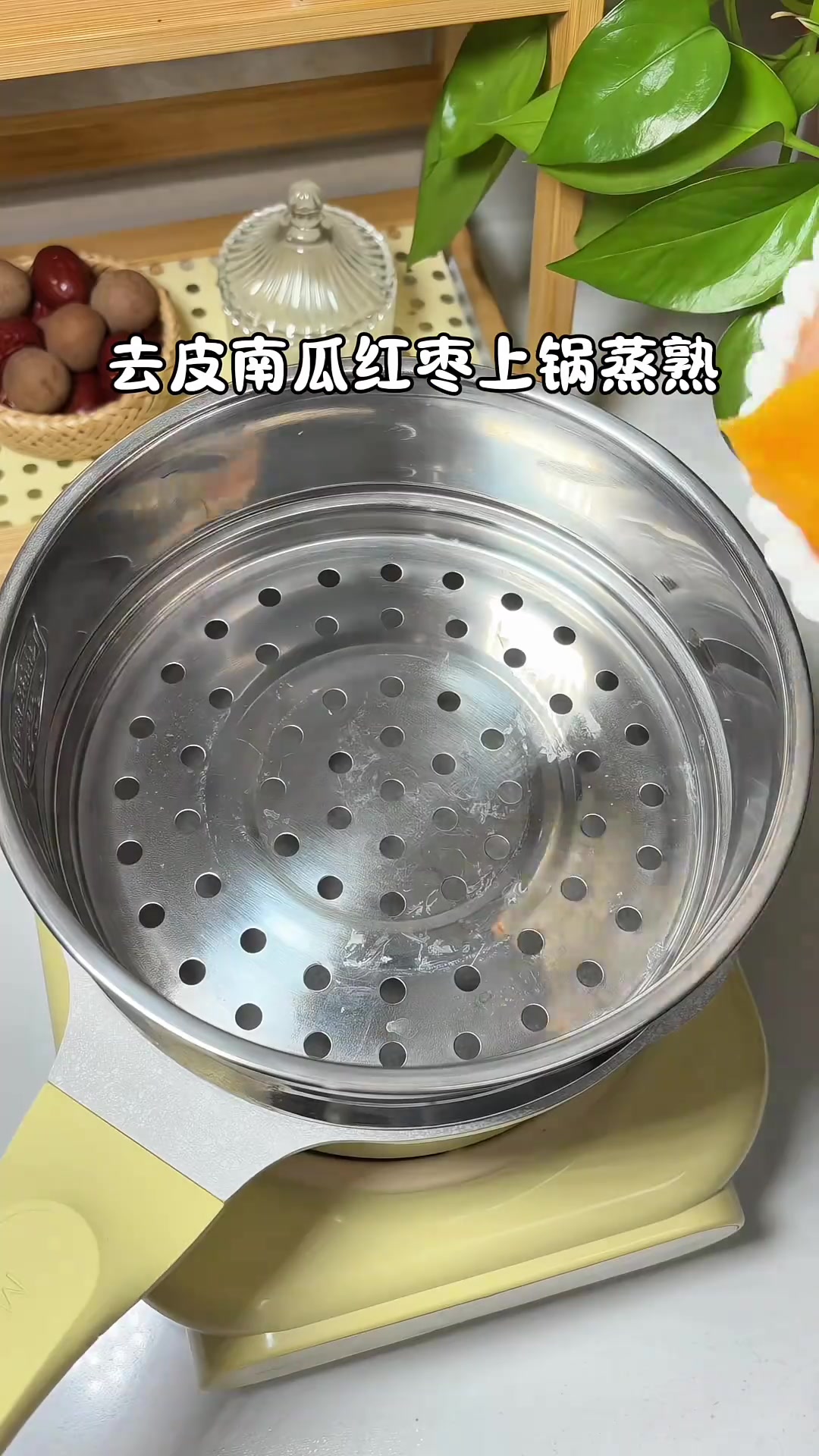 今日辅食南瓜枣泥小馒头南瓜和面做成养脾胃的馒头个个蓬松暄软带着红枣和南瓜的香甜味宝宝很爱吃
