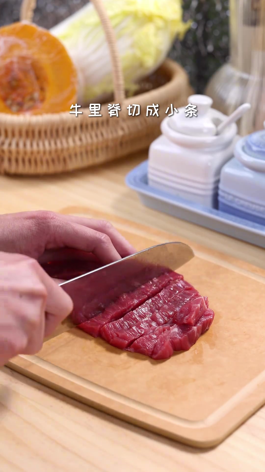 10月龄+宝宝辅食 。 白菜牛肉丸 春季正是万物生长的好时节辅食的营养密度也要跟得上 今天