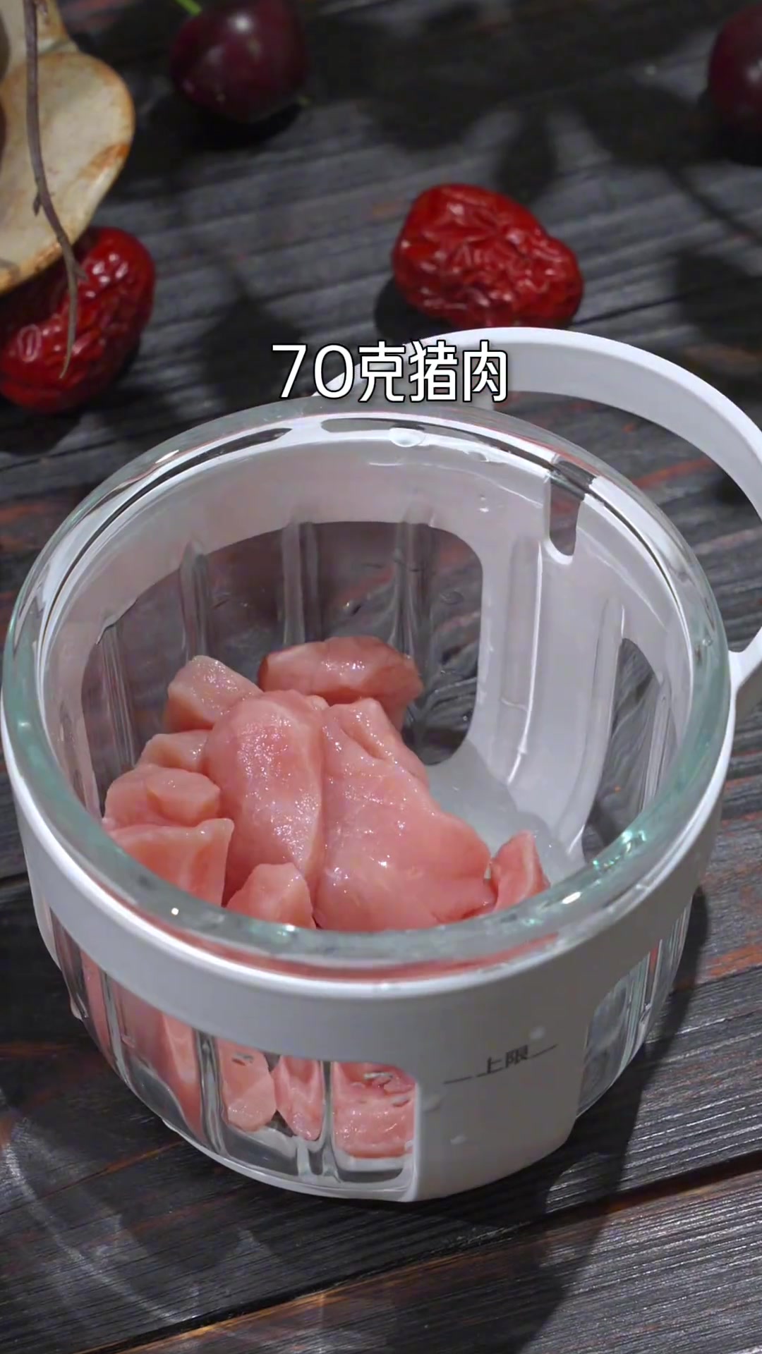7个月宝宝第一口猪肉应该怎么吃? 可以试试这个猪肉蔬菜面,有肉有菜,营养搭配,软烂好消化,