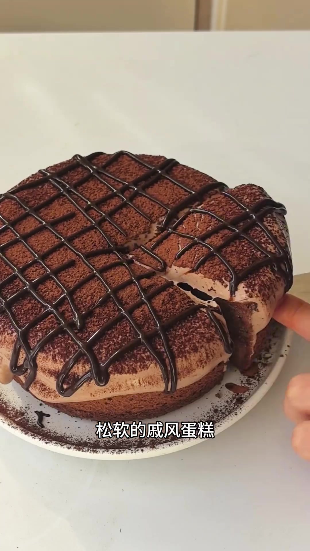 巧克力爆浆蛋糕～没有人能拒绝的甜品！做法简单免抹面！0失败！松软的戚风蛋糕搭配浓郁的巧克力