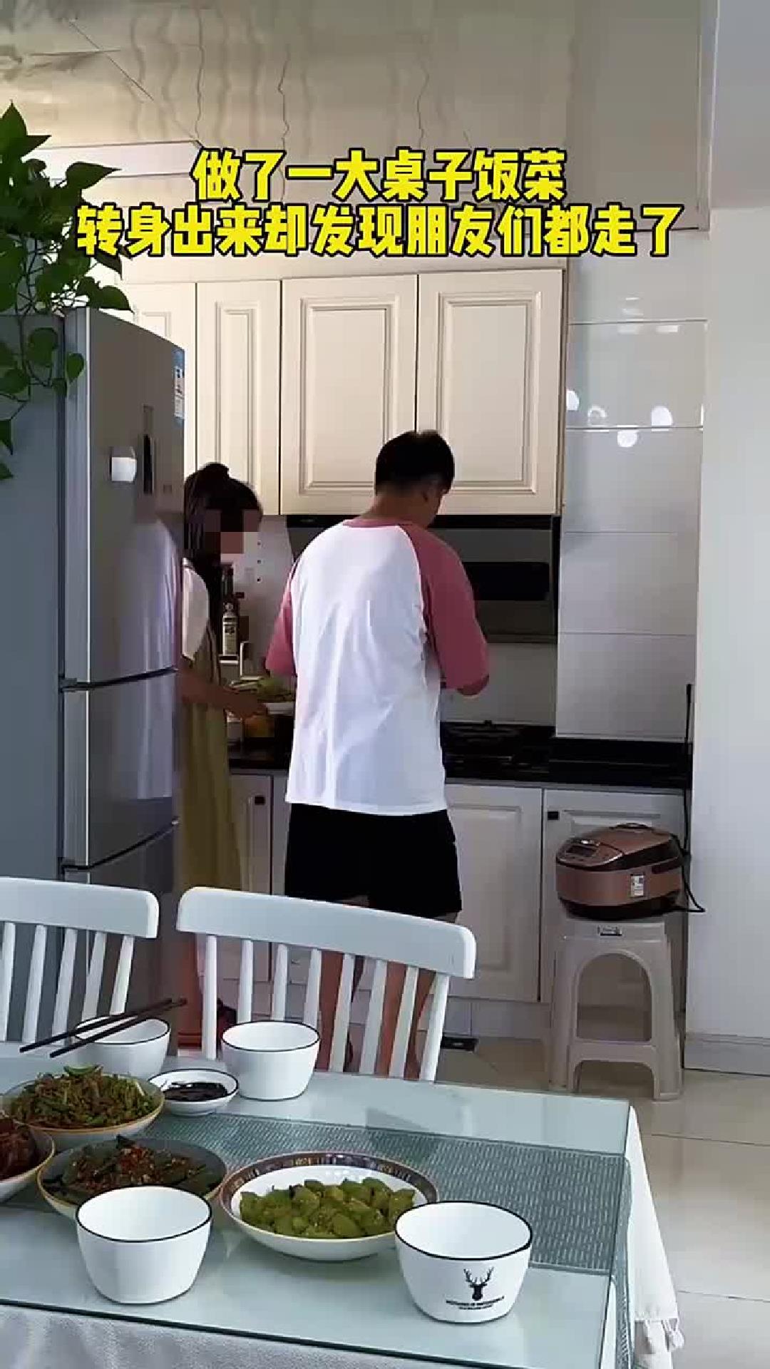 请朋友来家里吃饭，一早去买菜 做饭弄了—大桌
