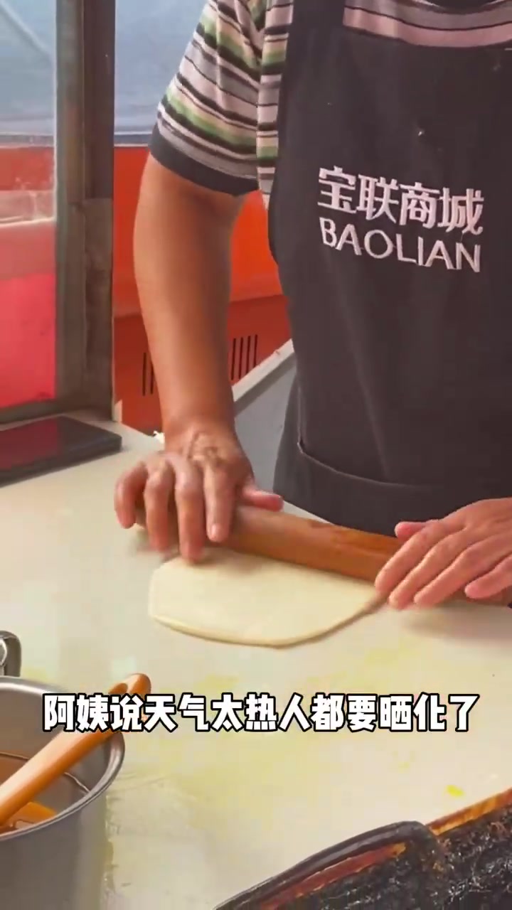 开了几十年的鸡蛋灌饼小摊，老板坚持饼煎了过后一定要烤，保证最好的口感，一口下去还是小时候的