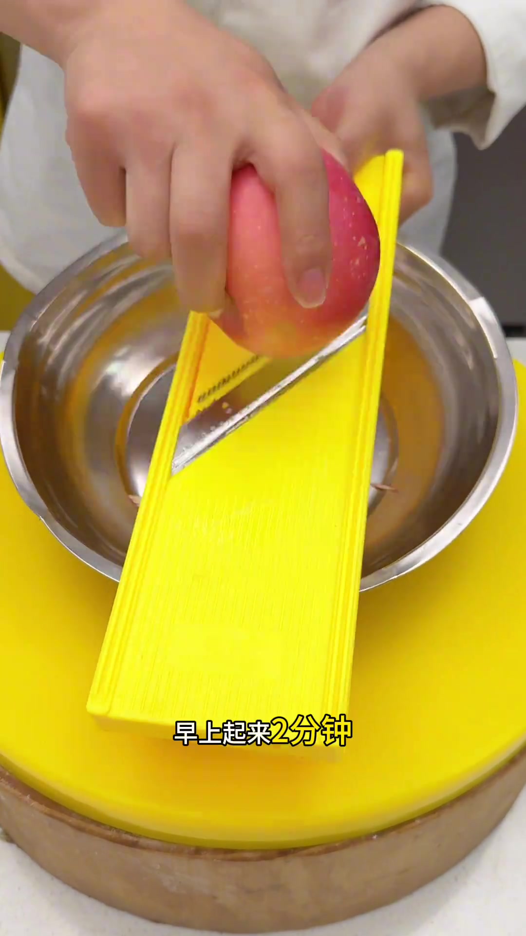 苹果鸡蛋饼详细制作方法 家人们天气冷苹果别再啃着吃了，教你一个苹果的新吃法，简单营养又美味