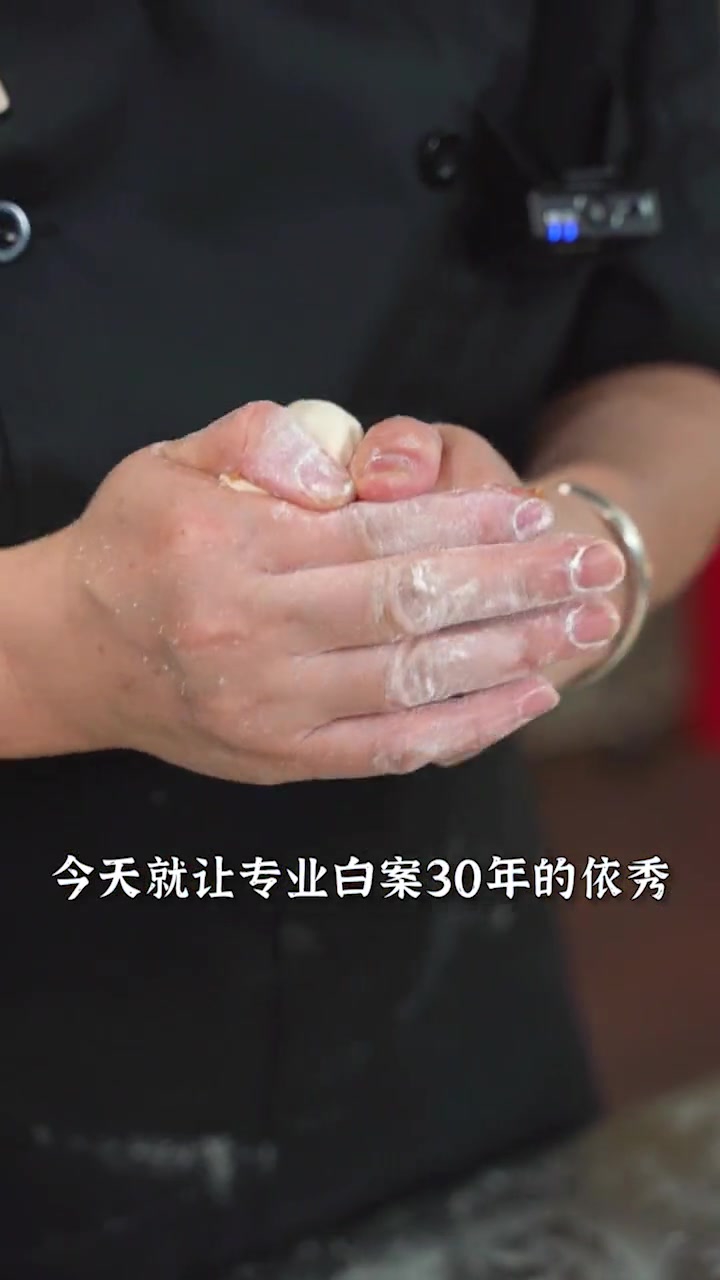 饺子好不好吃全在馅里了！今天包的三鲜饺子主食材为猪肉、虾仁、黑木耳，另外加入的韭菜均衡营养