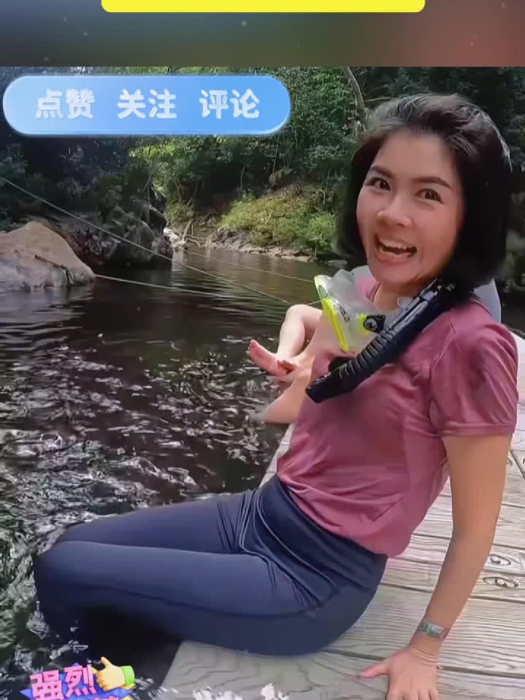 女子下水抱鱼，被鱼群热情吓得花容失色