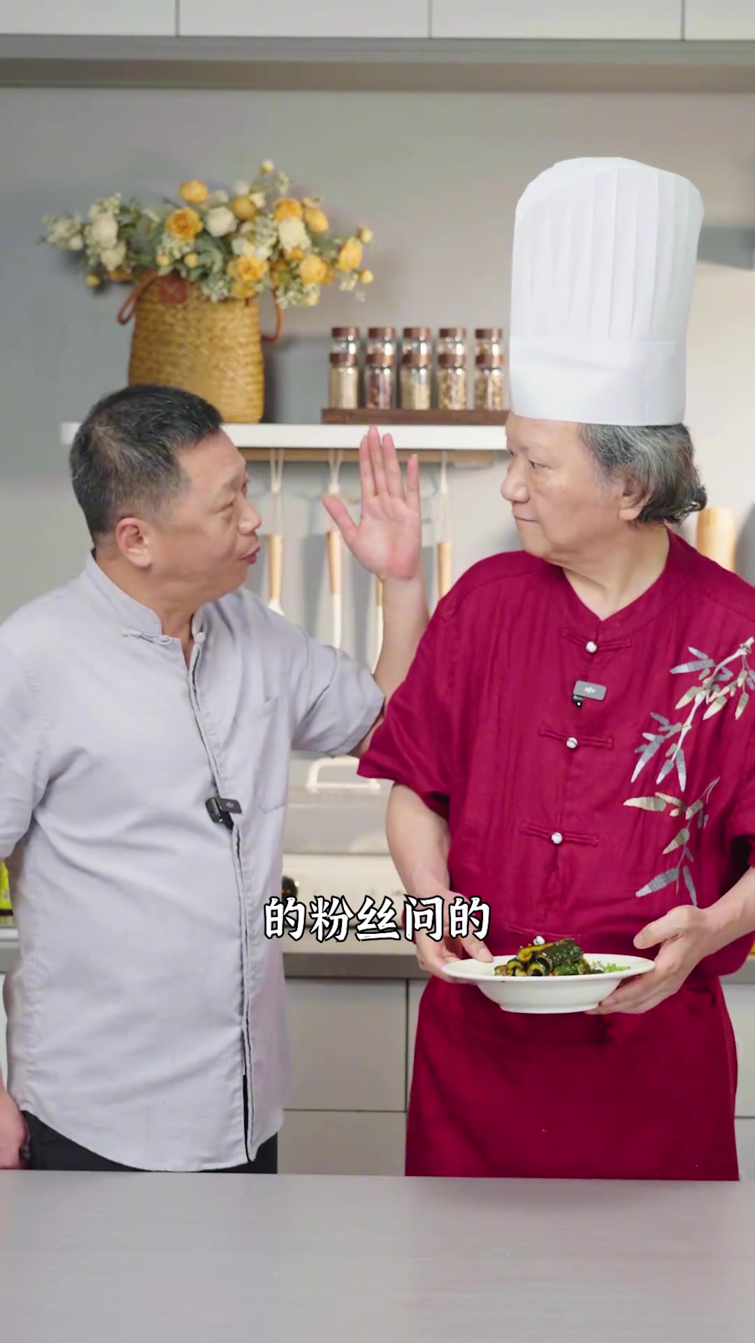刚从冰箱里取的酱黄瓜还带着点凉意~甜咸在嘴里转着圈，就着白粥一起吃浑身都舒坦了！