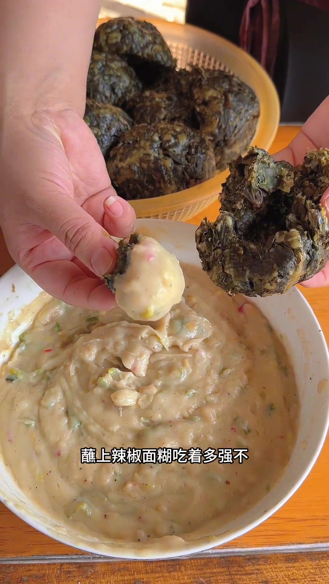 红薯叶窝窝配辣椒面糊,简直绝了!
