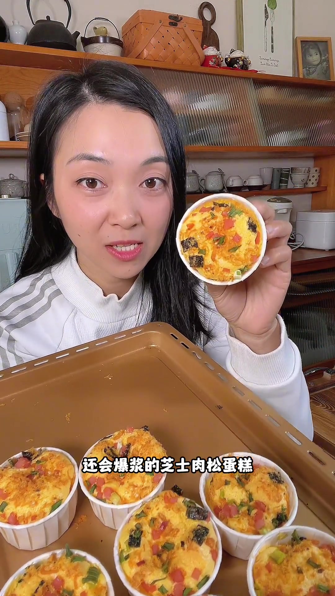 撕开会爆浆的肉松芝士纸杯蛋糕,咸口蛋糕吃起来不会那么腻人,真的太喜欢吃了～