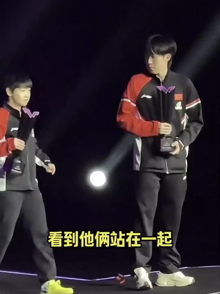 莎莎大头冠军合影