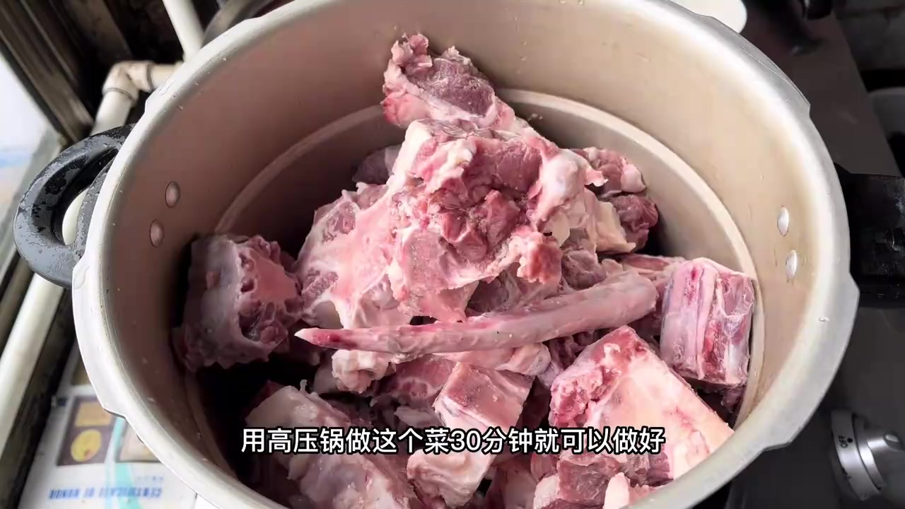 私厨红烧牛尾做法这么做,酱香浓郁软趴入味