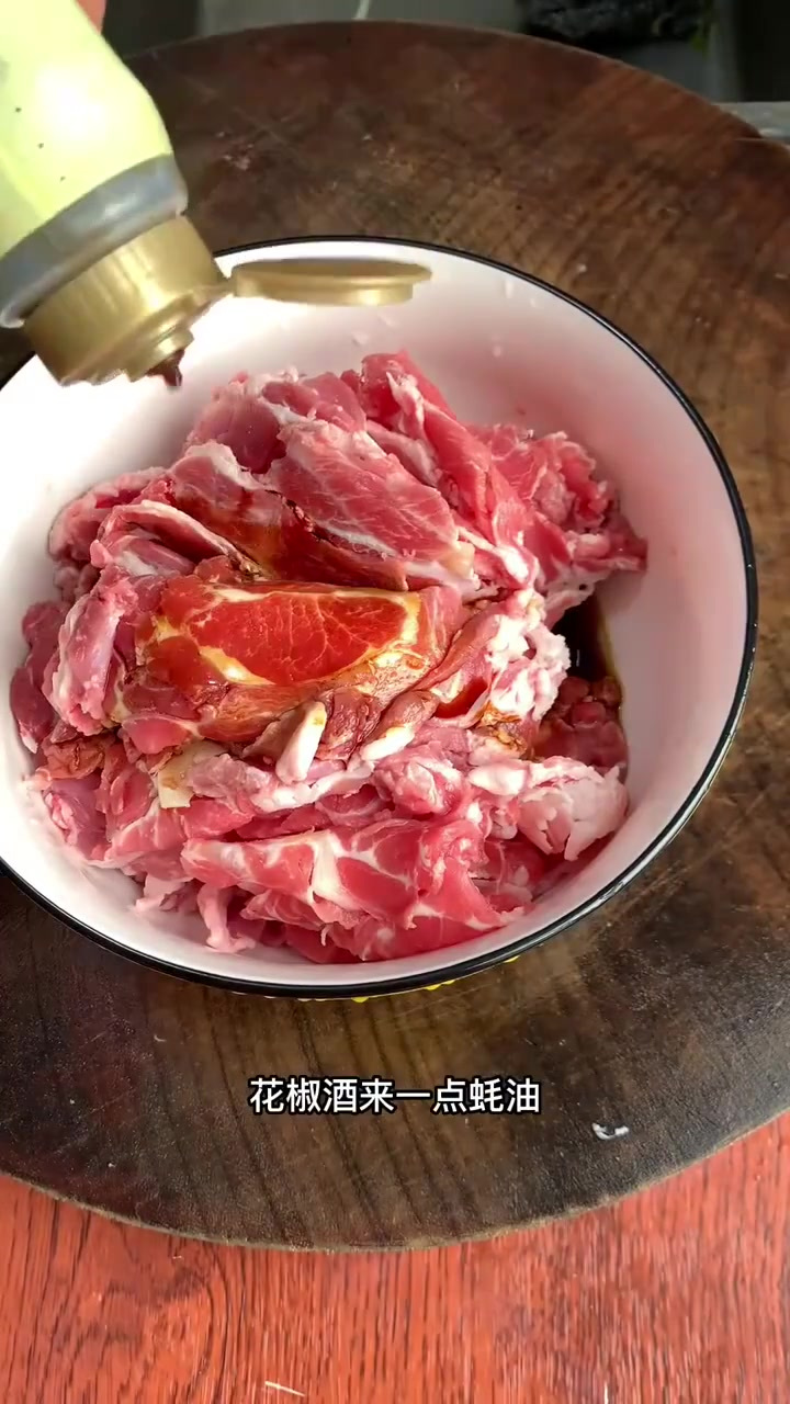 葱爆羊肉葱香肉嫩，下饭好吃