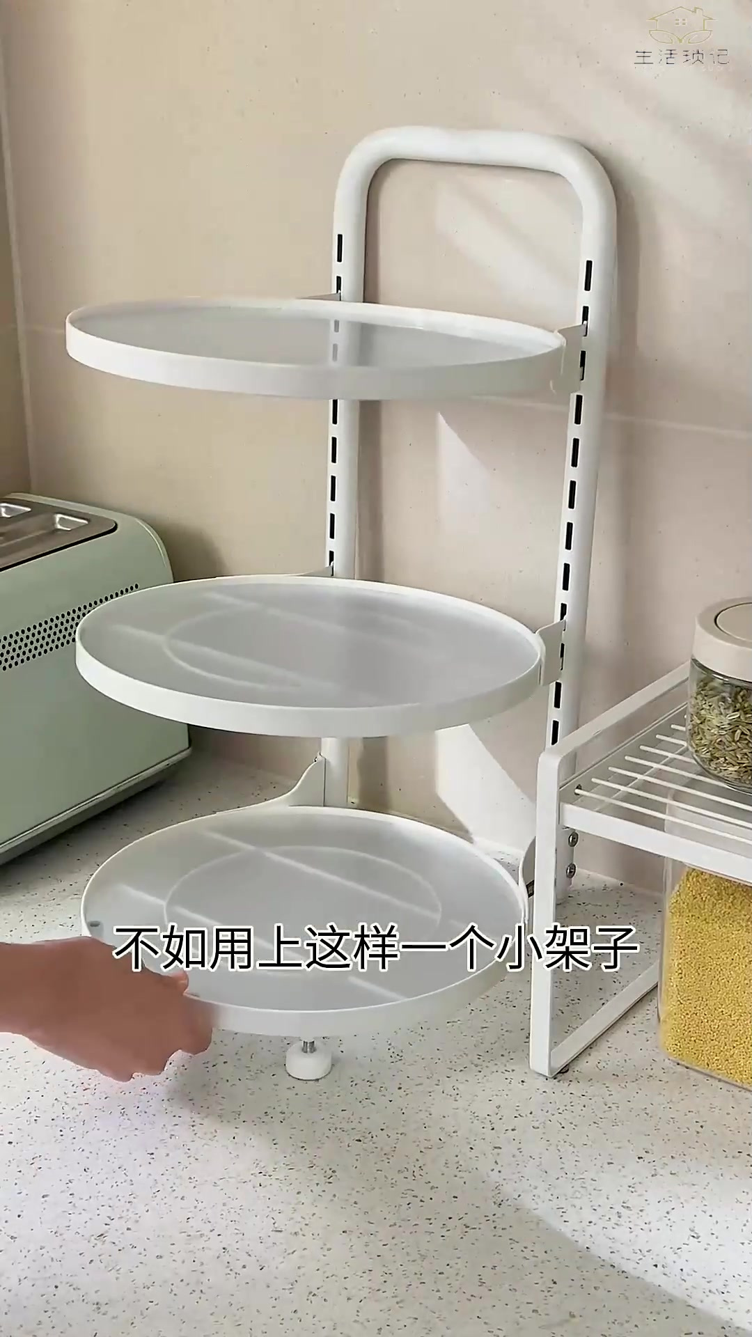 厨房用上这个小架子,台面空间一下子就腾出来了