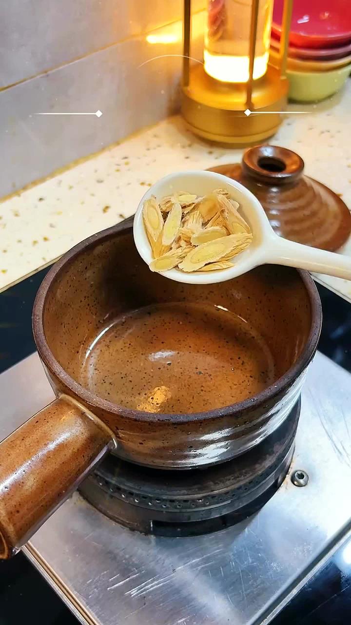 春日渐暖，万物向阳，煮一杯黄芪肉桂饮 喝出好气色 春秋热饮 黄芪肉桂水食养养生