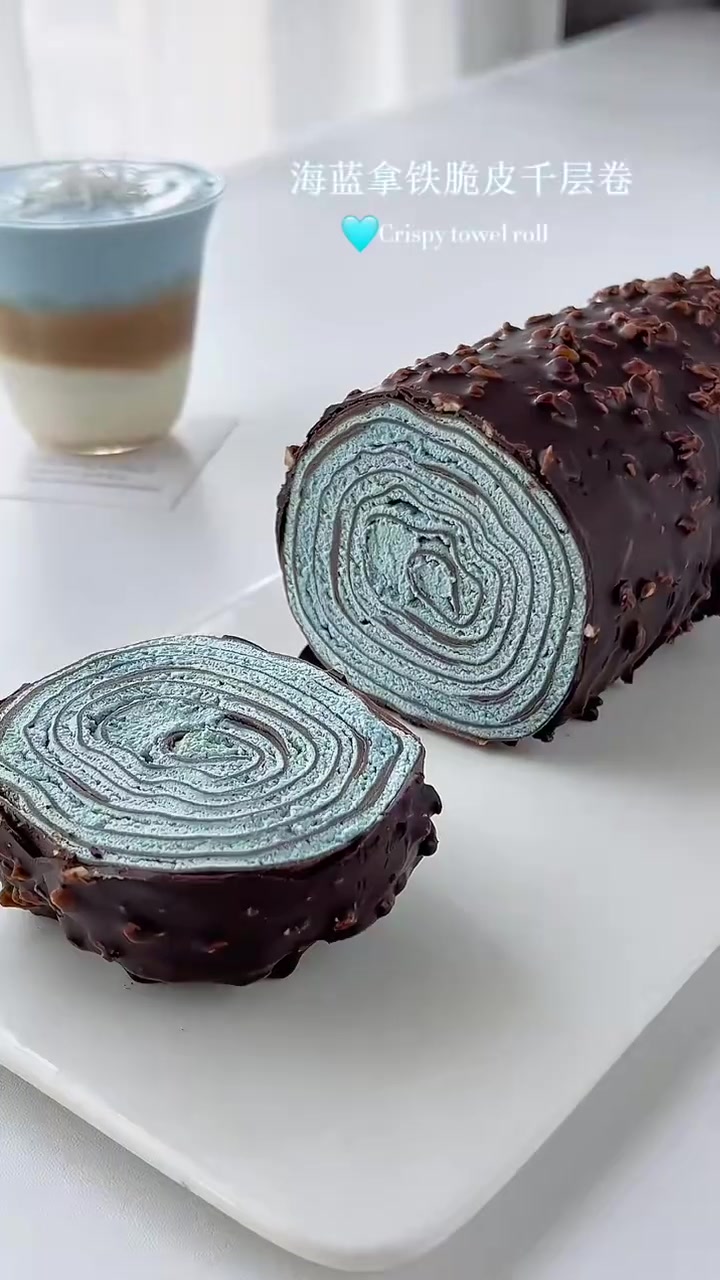 海蓝拿铁脆皮千层卷蛋糕不用烤箱只需平底锅就可以搞定！ - 食材： 饼皮部分： 鸡蛋3颗。白