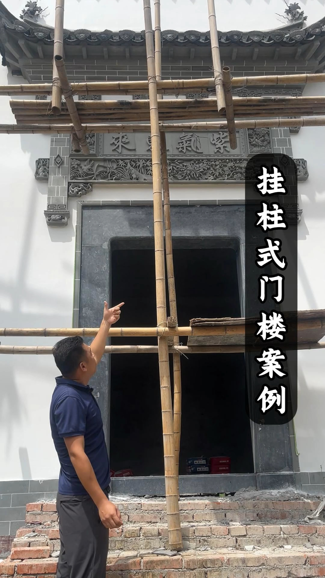 两座垂柱式徽派门楼,简约大气。