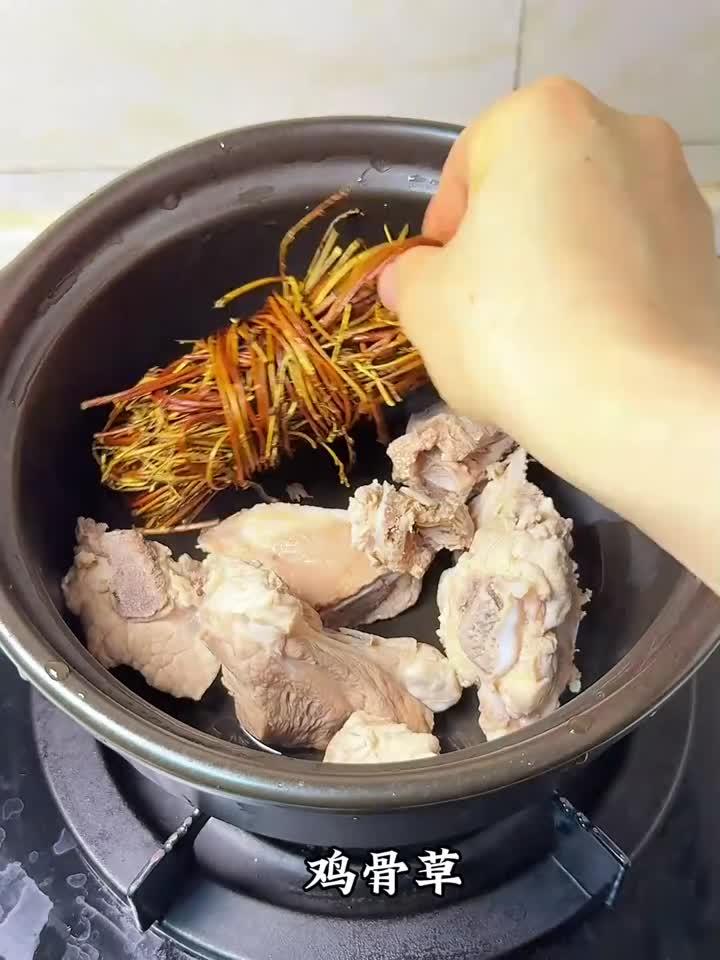 夏日必喝!广东人私藏的鸡骨草汤,清热养生全靠它