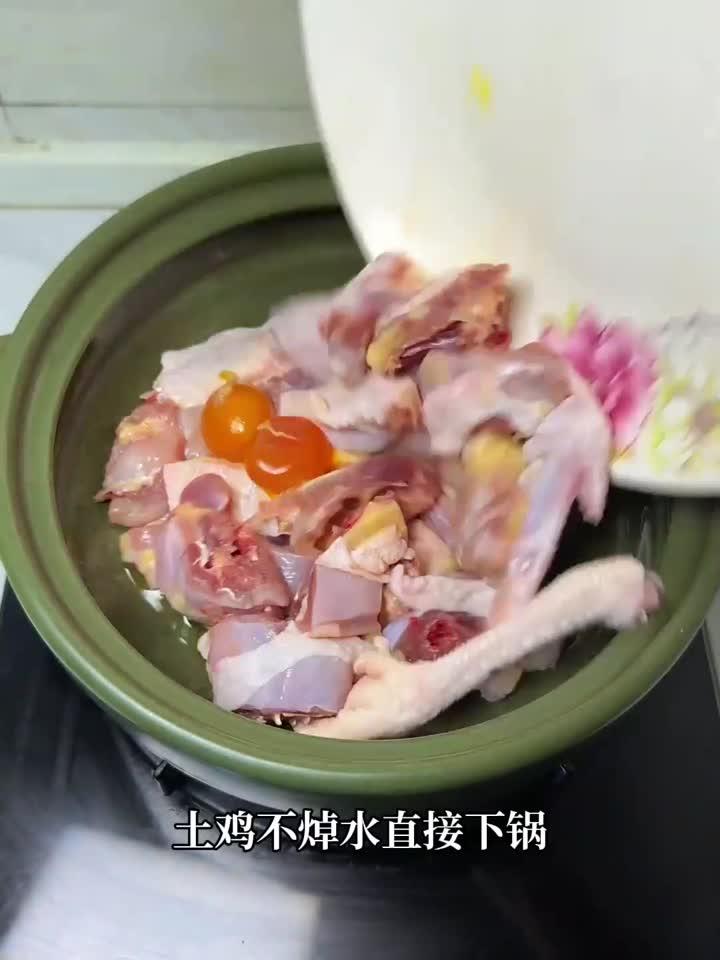 鲜掉眉毛的板栗土鸡汤,滋补暖身一碗搞定!