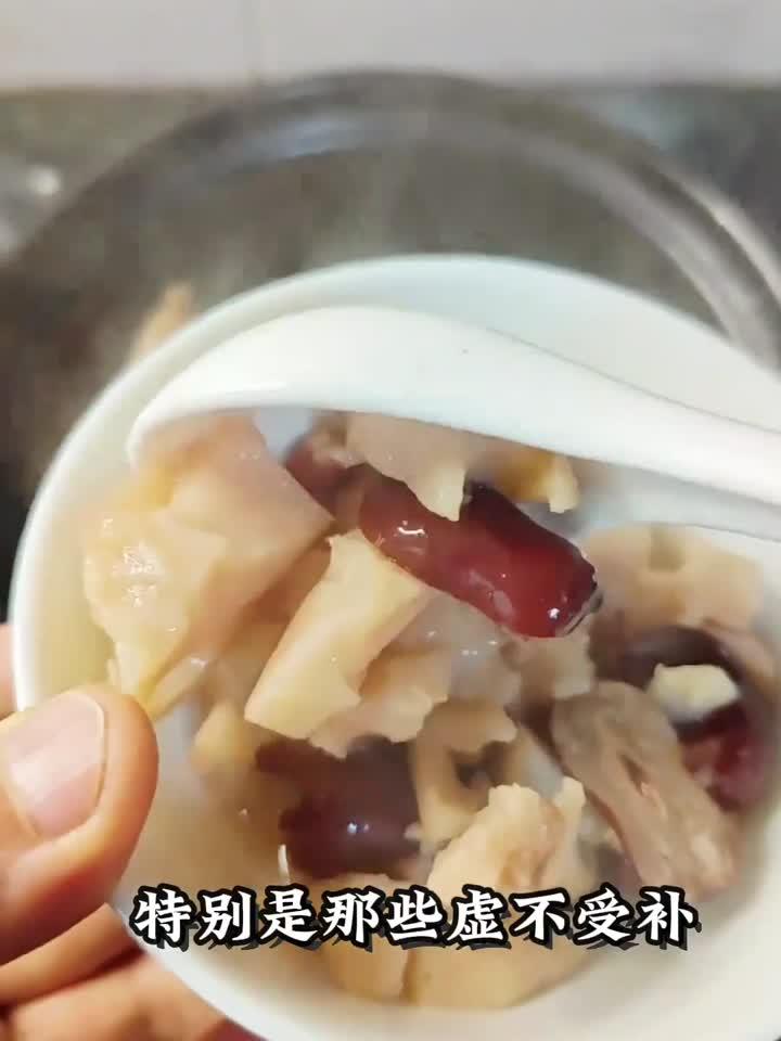 莲藕芡实汤:一碗下肚,气血双补,喝出红润好气色!