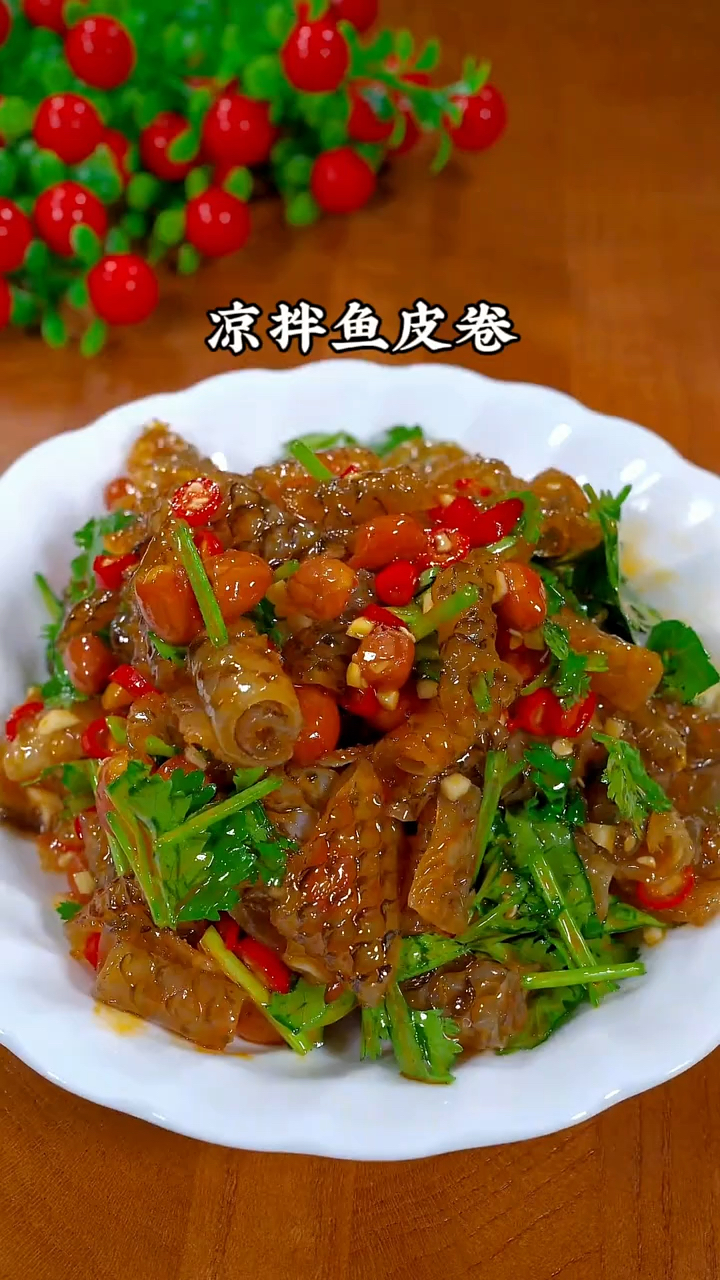 饭店里非常受欢迎的凉拌鱼皮自己在家也非常简单,太适合夏天了